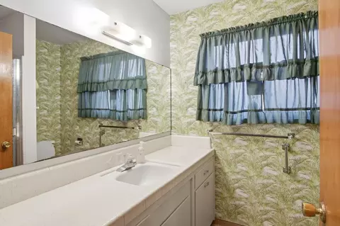 Bath - 2718 Warwick Ln, Modesto, CA 95350 photo 1 of 1