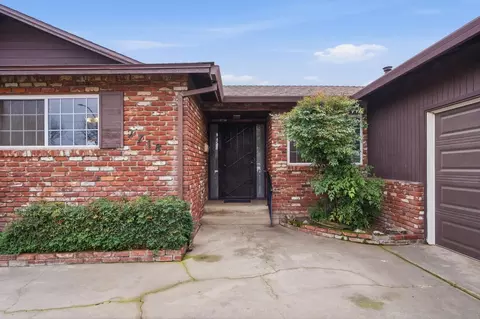 Exterior - 2718 Warwick Ln, Modesto, CA 95350 photo 3 of 7