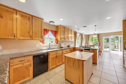Kitchen - 483 Sunrise Rd, Copperopolis, CA 95228 photo 5 of 9