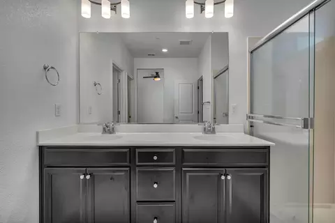Bath - 2421 Freestone Dr, Merced, CA 95340 photo 1 of 3