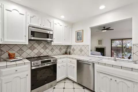 Kitchen - 44240 Clubhouse Dr, El Macero, CA 95618 photo 2 of 5