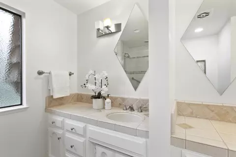 Bath - 44240 Clubhouse Dr, El Macero, CA 95618 photo 4 of 8