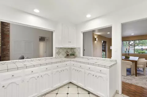 Kitchen - 44240 Clubhouse Dr, El Macero, CA 95618 photo 4 of 5