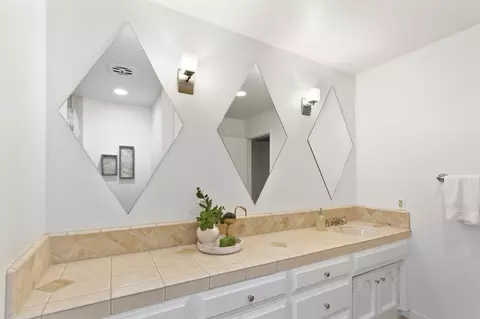 Bath - 44240 Clubhouse Dr, El Macero, CA 95618 photo 5 of 8