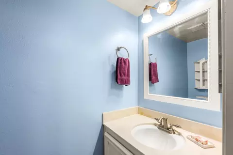 Bath - 4007 Oak Villa Cir, Carmichael, CA 95608 photo 4 of 7