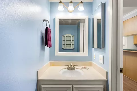 Bath - 4007 Oak Villa Cir, Carmichael, CA 95608 photo 2 of 7