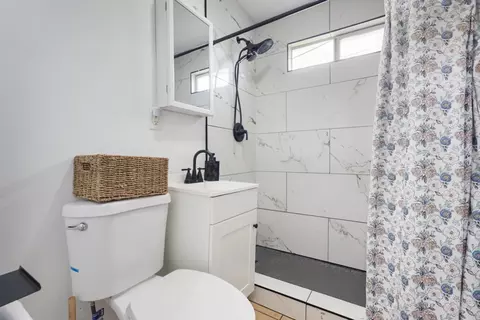 Bath - 1518 Plumas Ave, Modesto, CA 95358 photo 1 of 1