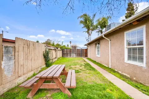 Exterior - 1518 Plumas Ave, Modesto, CA 95358 photo 4 of 6