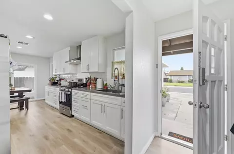 Entry Way - 819 Brandywine St, Manteca, CA 95336 photo 1 of 4