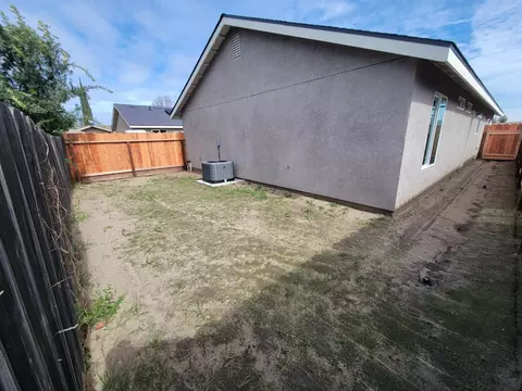 Exterior - 471 E Alameda St, Manteca, CA 95336 photo 2 of 2