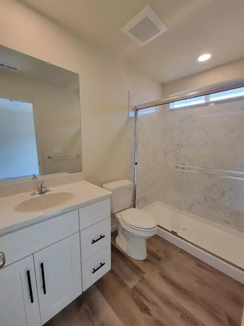 Bath - 471 E Alameda St, Manteca, CA 95336 photo 2 of 2