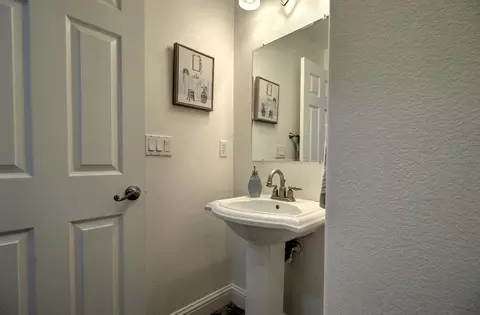 Bath - 523 Danbury Pl, Lathrop, CA 95330 photo 3 of 7
