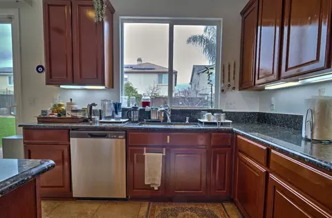 Kitchen - 523 Danbury Pl, Lathrop, CA 95330 photo 3 of 6
