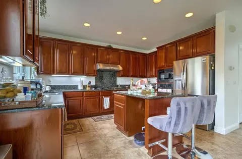 Kitchen - 523 Danbury Pl, Lathrop, CA 95330 photo 2 of 6