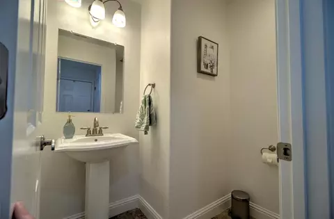 Bath - 523 Danbury Pl, Lathrop, CA 95330 photo 2 of 7
