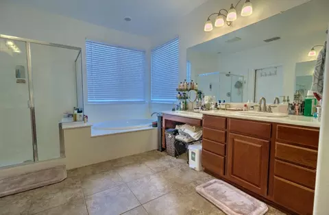 Bath - 523 Danbury Pl, Lathrop, CA 95330 photo 4 of 7