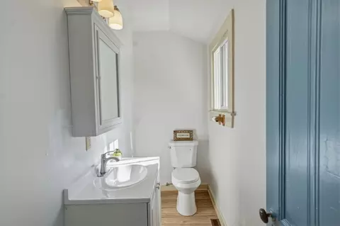 Bath - 411 Colfax Ave, Grass Valley, CA 95945 photo 1 of 6
