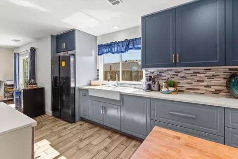 Kitchen - 710 Sunflower Dr, Lathrop, CA 95330 photo 7 of 13
