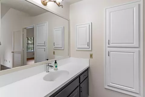 Bath - 3900 Park Circle Ln #B, Carmichael, CA 95608 photo 1 of 6