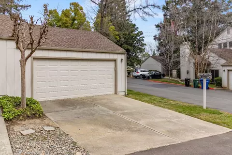 Exterior - 3900 Park Circle Ln #B, Carmichael, CA 95608 photo 5 of 8