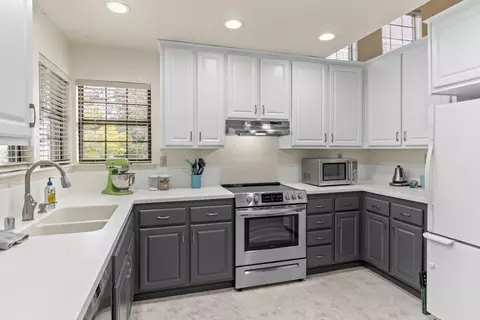 Kitchen - 3900 Park Circle Ln #B, Carmichael, CA 95608 photo 3 of 3