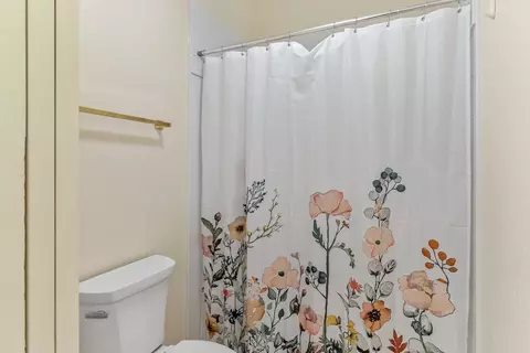 Bath - 3900 Park Circle Ln #B, Carmichael, CA 95608 photo 6 of 6
