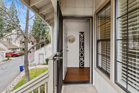 Entry Way - 3900 Park Circle Ln #B, Carmichael, CA 95608 photo 2 of 2