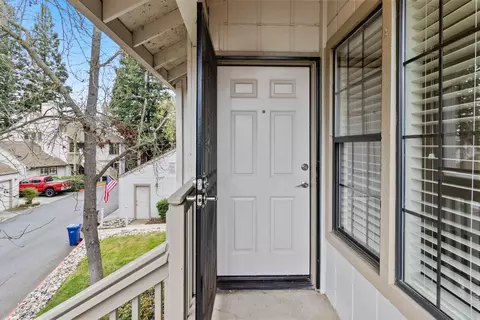 Entry Way - 3900 Park Circle Ln #B, Carmichael, CA 95608 photo 1 of 2
