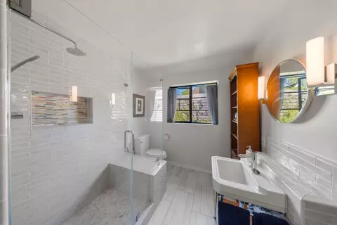 Bath - 206 Griswold Ave, Modesto, CA 95350 photo 1 of 3