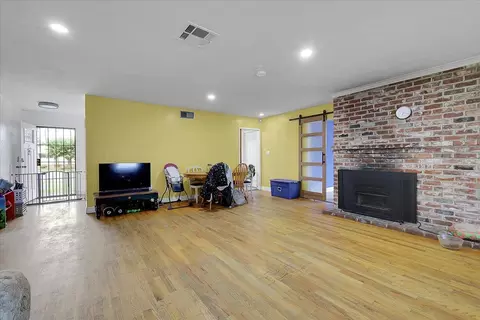 Living - 738 Costa Dr, Lodi, CA 95240 photo 2 of 4