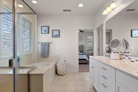 Bath - 4656 Lue Ln, Carmichael, CA 95608 photo 3 of 5