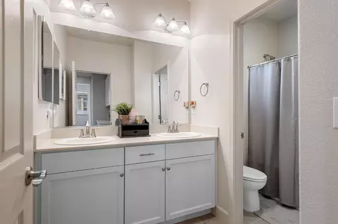 Bath - 4656 Lue Ln, Carmichael, CA 95608 photo 4 of 5