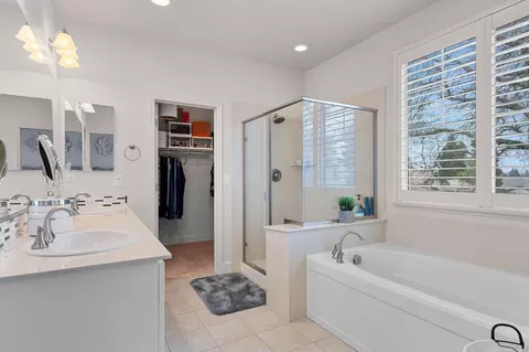 Bath - 4656 Lue Ln, Carmichael, CA 95608 photo 2 of 5