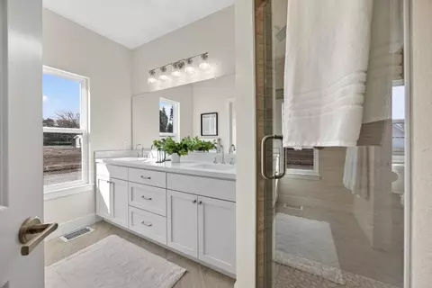 Bath - 25265 Carlsbad Ave, Davis, CA 95616 photo 2 of 14