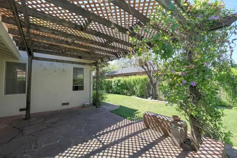 Exterior - 1001 Winsted Ln, Modesto, CA 95355 photo 4 of 10