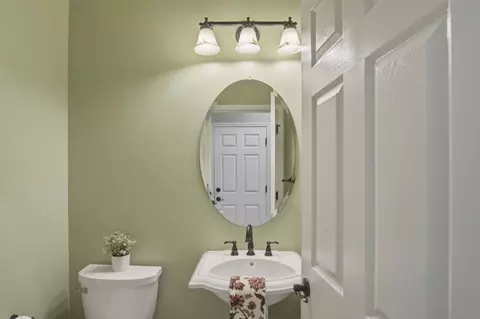 Bath - 154 Splendido Ct, Newman, CA 95360 photo 1 of 3