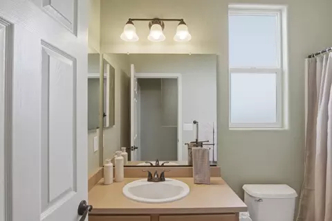 Bath - 154 Splendido Ct, Newman, CA 95360 photo 2 of 3