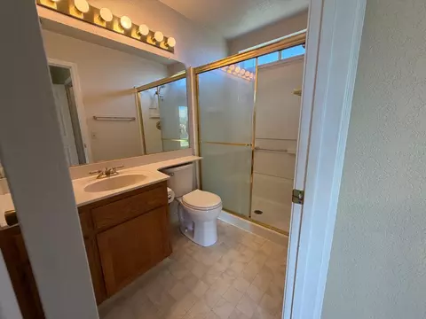 Bath - 7501 Vixen Ct, Hughson, CA 95326 photo 2 of 3