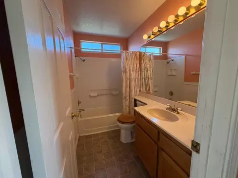 Bath - 7501 Vixen Ct, Hughson, CA 95326 photo 1 of 3