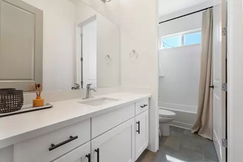 Bath - 2513 Feathermint Ln, Turlock, CA 95382 photo 3 of 4