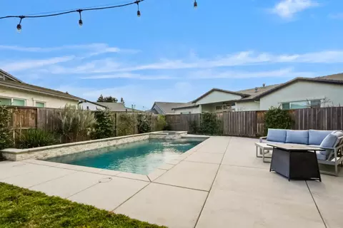 Exterior - 2513 Feathermint Ln, Turlock, CA 95382 photo 4 of 6