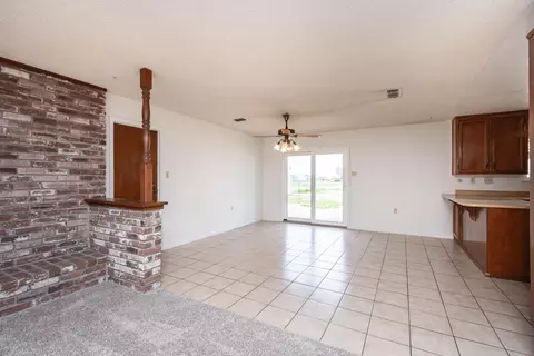 Living - 10480 Lowell St, Elverta, CA 95626 photo 7 of 10