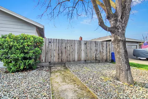 Exterior - 1805 Kienitz Ave, Modesto, CA 95355 photo 5 of 7