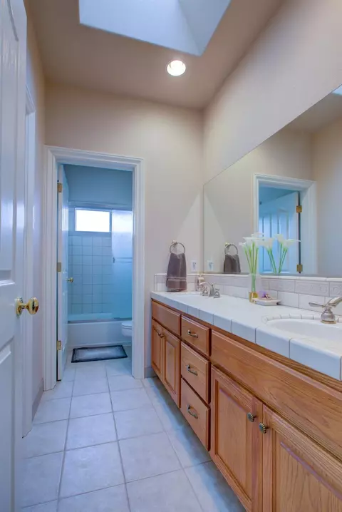 Bath - 18413 Sycamore Ave, Patterson, CA 95363 photo 3 of 6