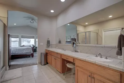 Bath - 18413 Sycamore Ave, Patterson, CA 95363 photo 1 of 6