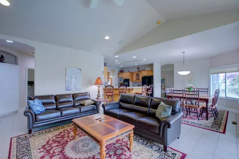 Living - 18413 Sycamore Ave, Patterson, CA 95363 photo 2 of 4