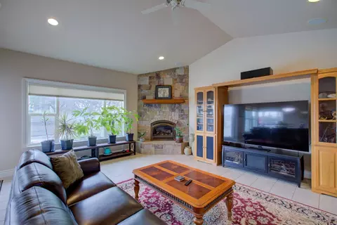Living - 18413 Sycamore Ave, Patterson, CA 95363 photo 4 of 4