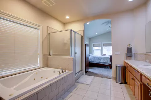 Bath - 18413 Sycamore Ave, Patterson, CA 95363 photo 2 of 6
