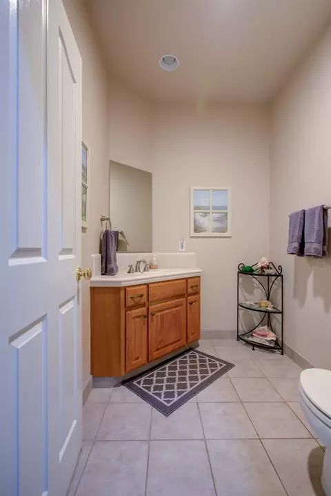 Bath - 18413 Sycamore Ave, Patterson, CA 95363 photo 5 of 6
