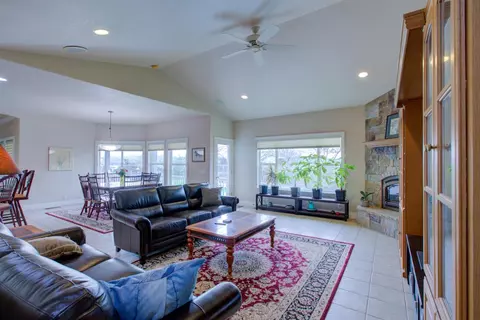 Living - 18413 Sycamore Ave, Patterson, CA 95363 photo 3 of 4